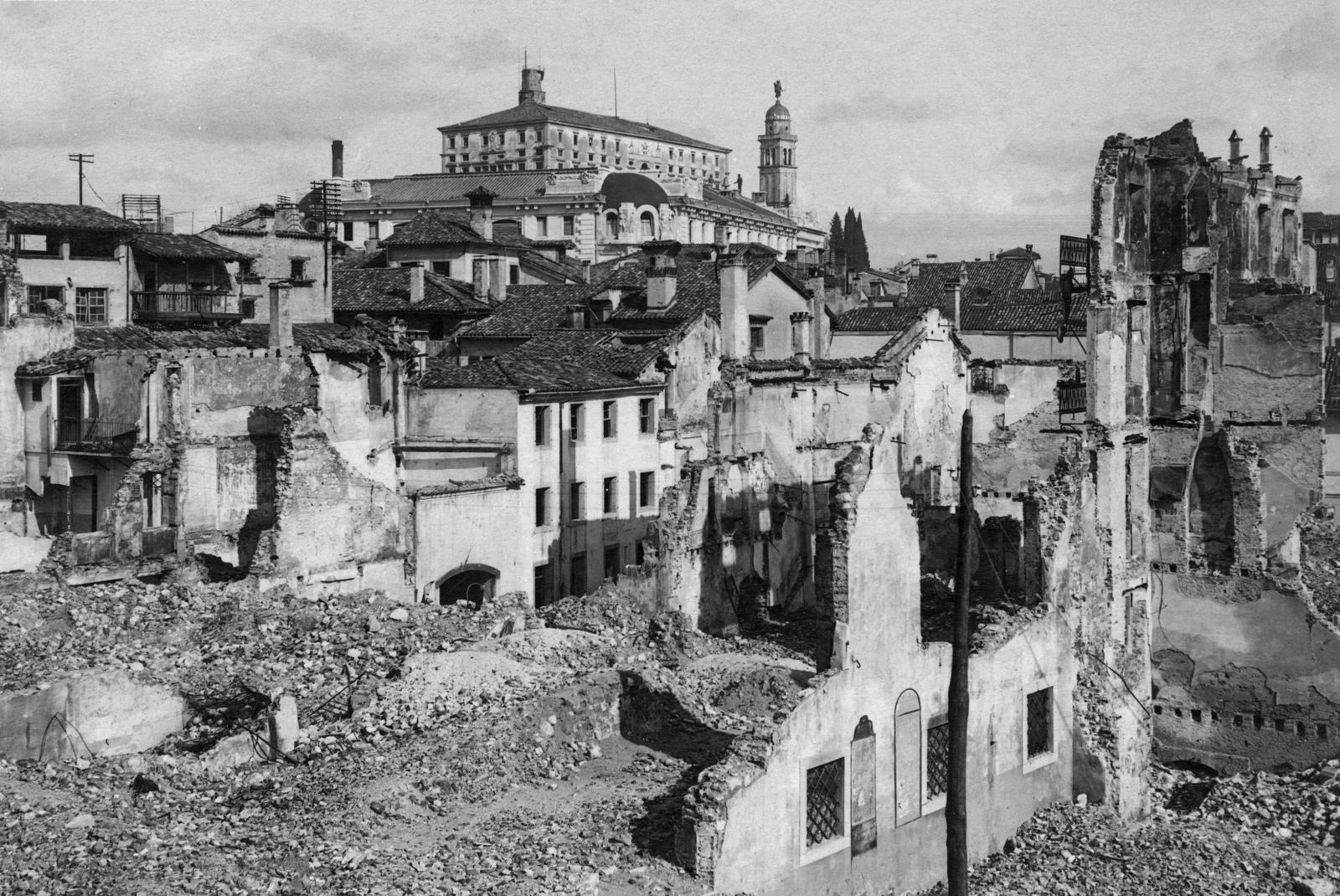 Veduta della città di Udine bombardata