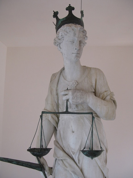 statua giustizia post
