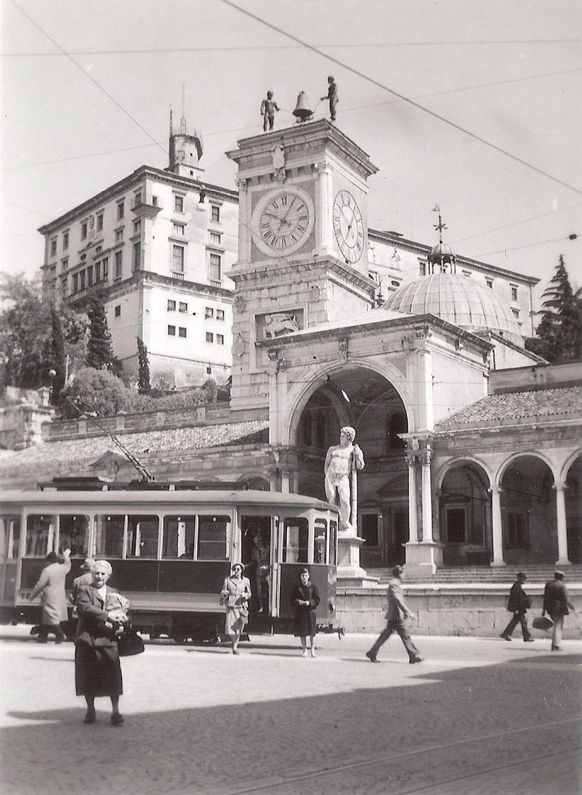 Il tram in piazza Libertà a Udine