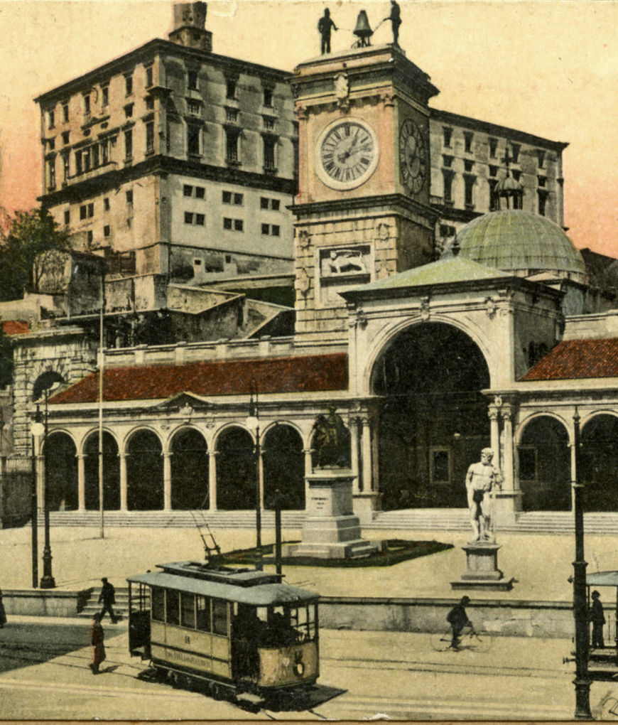 Un'immagine storica di piazza Libertà a Udine